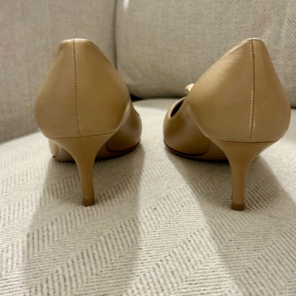 Authenticated Valentino Women's Beige Leather Heels with Flower 39 - Picture 9 of 12
